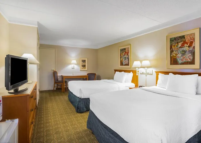 Super 8 By Wyndham Eagle Pass Hotel