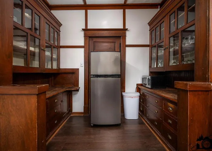 Brown & Hawkins Historical Apartments