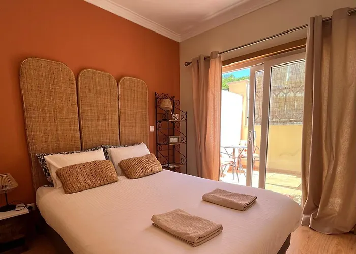 Cosy Room With Bathroom And Private Access Sesimbra