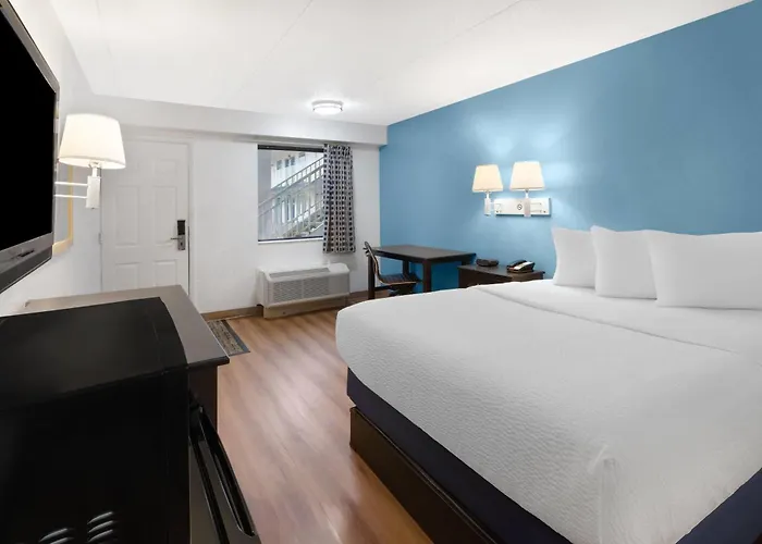Travelodge By Wyndham Madison Heights Mi