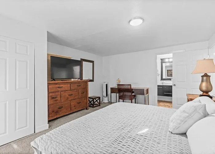 Modern Private Whole Unit 4 Bedroom Guest Suite King Bed Salt Lake City