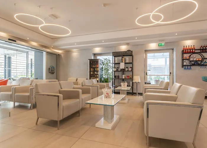 Club Hotel - Fronte Mare con Depandance adiacente Riccione