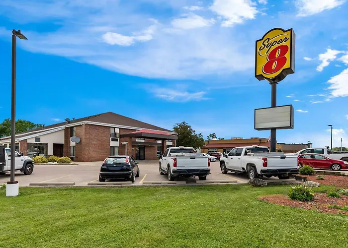 Super 8 By Wyndham Watertown Wi Hotel