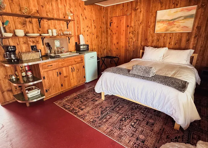 Room 2 - Downtown Joshua Tree Motel - Pet Friendly - Walk To Shops & Visitor Center, Minutes To Park Entrance