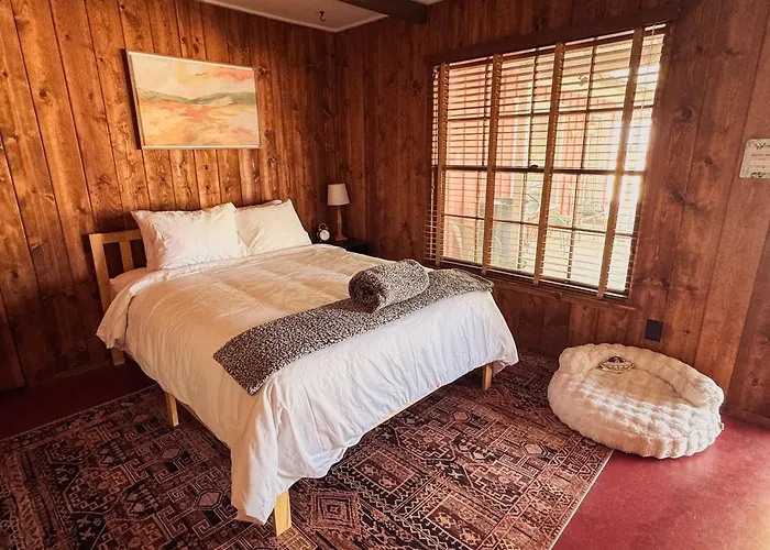 Room 2 - Downtown Joshua Tree Motel - Pet Friendly - Walk To Shops & Visitor Center, Minutes To Park Entrance