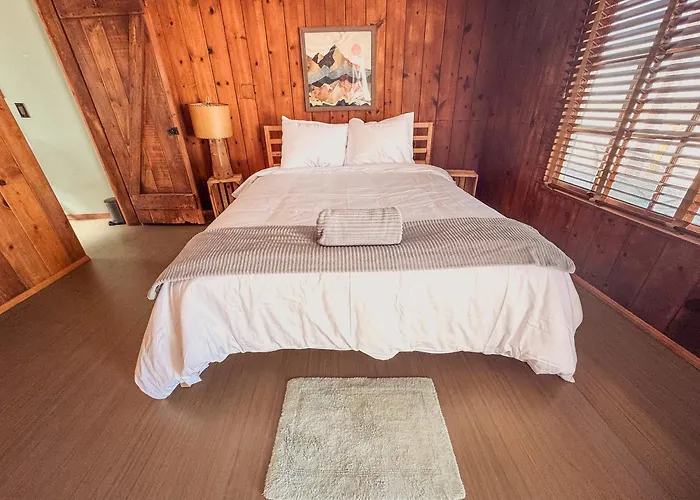 Room 6 - Downtown Joshua Tree Motel - Pet Friendly - Walk To Shops & Visitor Center, Minutes To Park Entrance