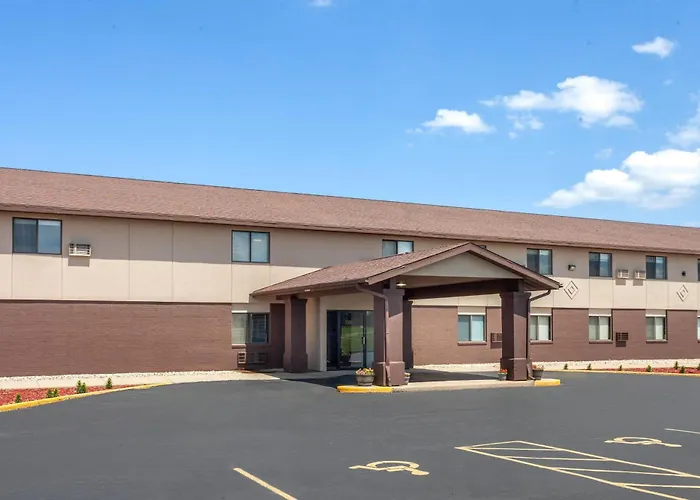 Baymont By Wyndham Oshkosh Airport Hotel