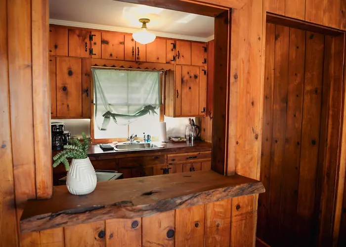 Room 7 - Downtown Joshua Tree Motel - Pet Friendly - Walk To Shops & Visitor Center, Minutes To Park Entrance