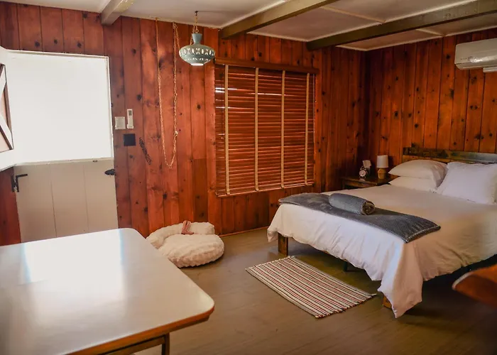 Room 7 - Downtown Joshua Tree Motel - Pet Friendly - Walk To Shops & Visitor Center, Minutes To Park Entrance