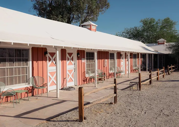 Room 8 - Downtown Joshua Tree Motel - Pet Friendly - Walk To Shops & Visitor Center, Minutes To Park Entrance
