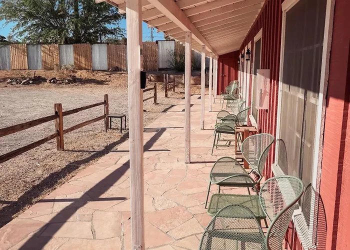 Room 5 - Downtown Joshua Tree Motel - Pet Friendly - Walk To Shops & Visitor Center, Minutes To Park Entrance