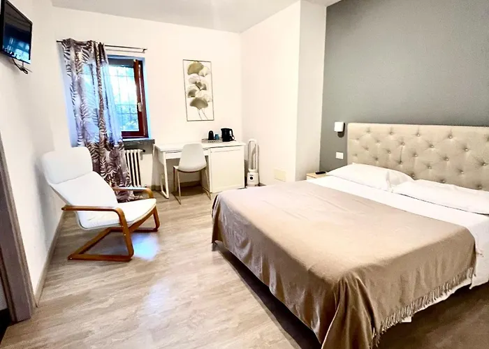 Bella Vita Guesthouse -parcheggio privato interno Arona