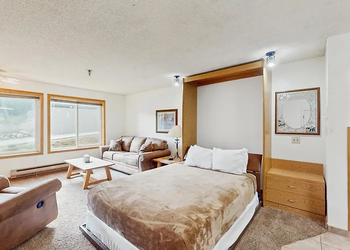 Snowblaze Condominiums E103