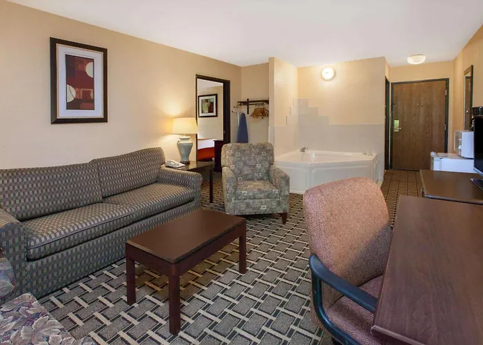 Days Inn & Suites By Wyndham Madison Heights Mi