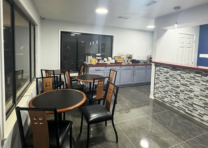 Xecutive Inn And Suites