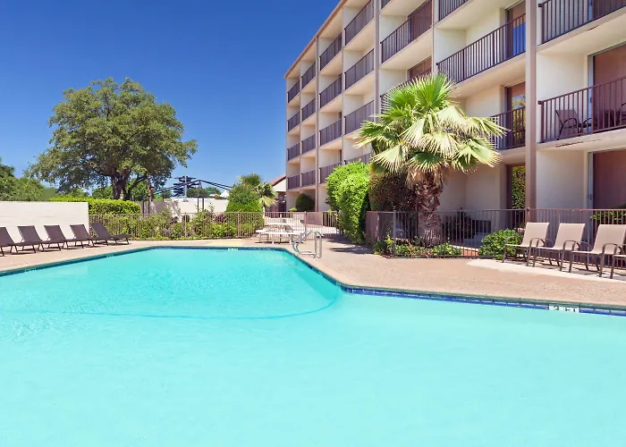Howard Johnson By Wyndham Arlington Ballpark / Six Flags