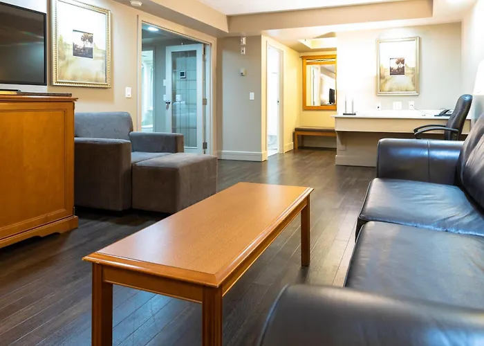 Royal Hotel West Edmonton, Trademark Collection By Wyndham