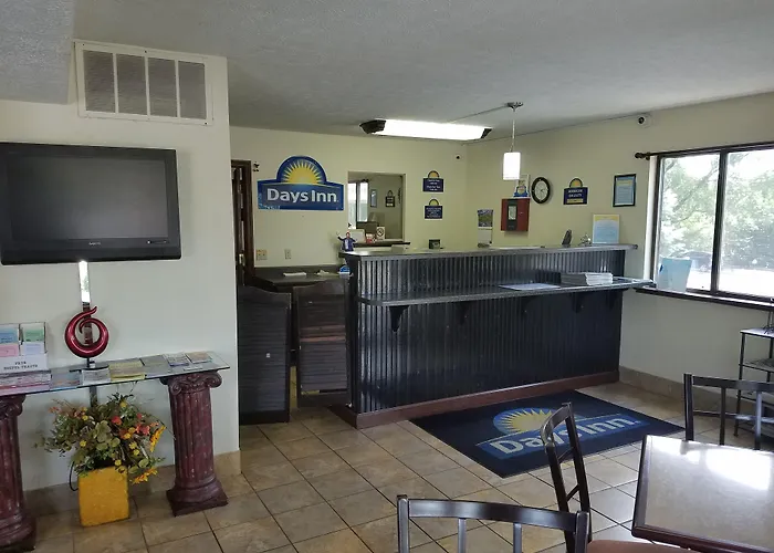 Days Inn By Wyndham Bloomington