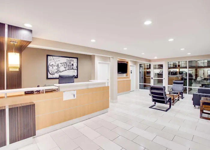 Super 8 By Wyndham Dalton Hotel