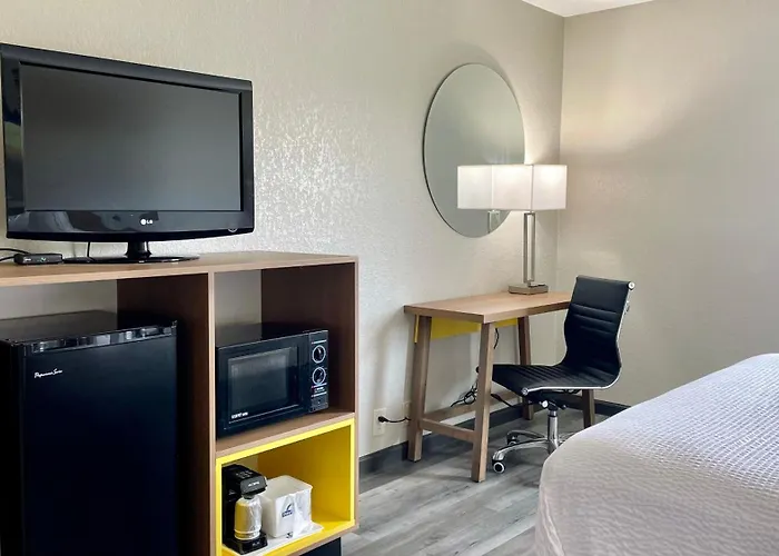 Days Inn By Wyndham Columbus In