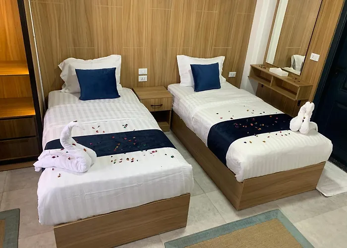 Hours Pyramids Inn Kafret el-Gabal
