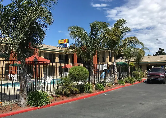 Super 8 By Wyndham Salinas Motel