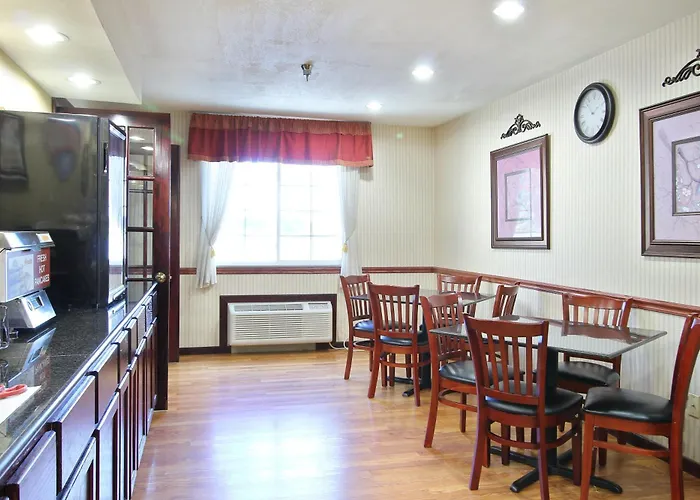 Baymont By Wyndham Muskegon Hotel