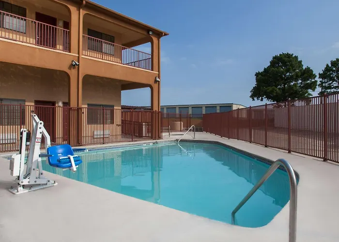 Super 8 By Wyndham Bastrop Tx Motel