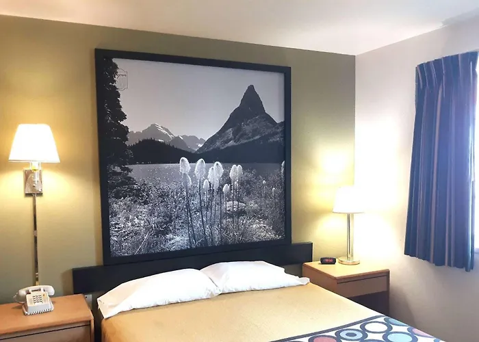 Super 8 By Wyndham Hamilton Hotel
