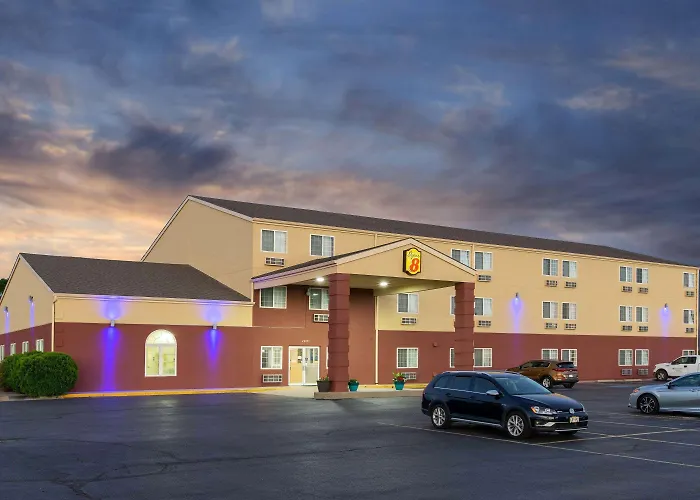 Super 8 By Wyndham Ottawa Hotel