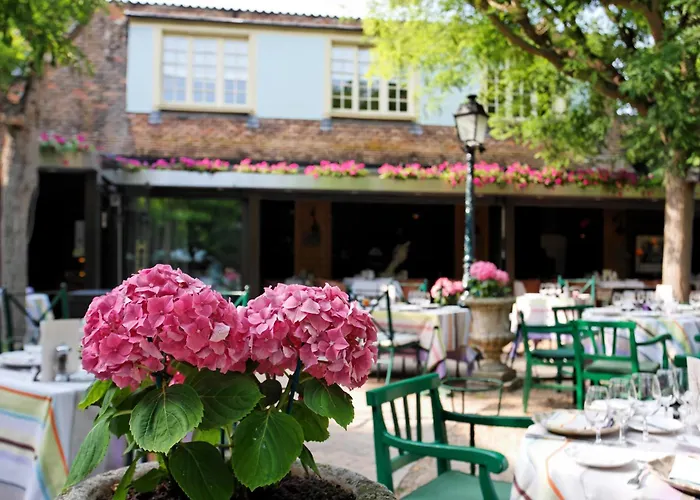 Cazaudehore, maison forestière de charme, restaurant gastronomique, terrasse ombragée et jardin Saint-Germain-en-Laye
