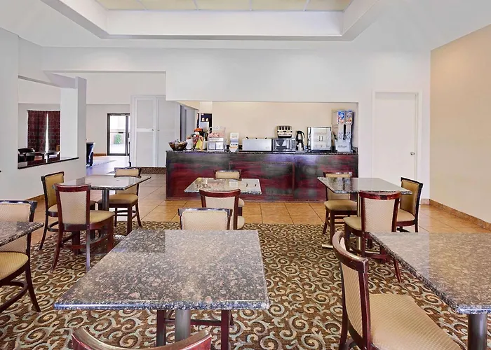 Super 8 By Wyndham Plainview Hotel