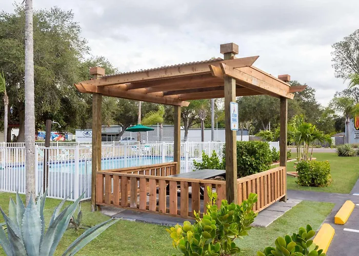 Motel Super 8 By Wyndham Sarasota Near Siesta Key