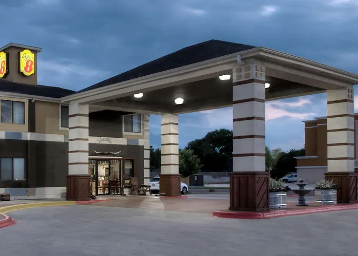 Super 8 By Wyndham Victoria/North/Mall Area