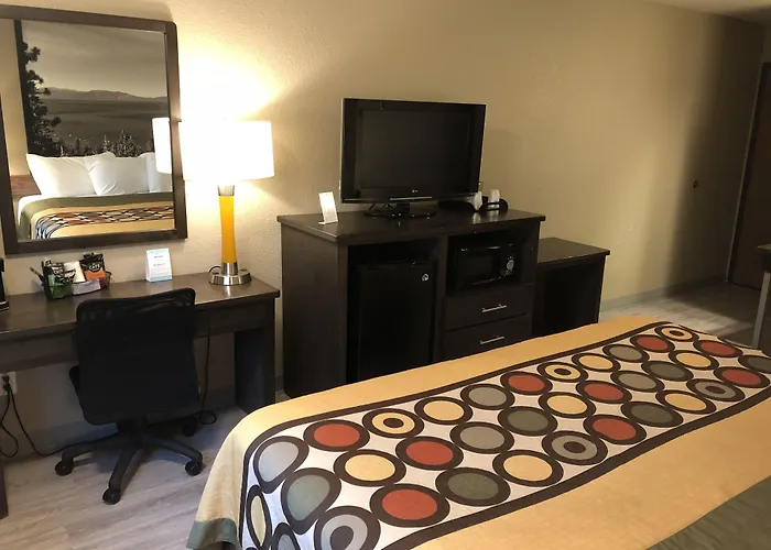 Super 8 By Wyndham Redding Hotel