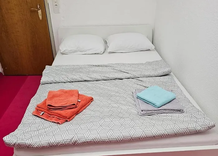Neptune - Private Room With Shared Kitchen Shower And Toilet - Chur Old Town