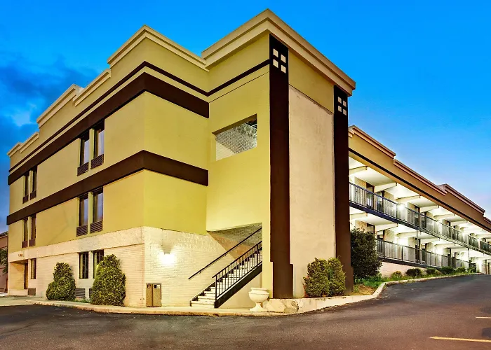 Super 8 By Wyndham Raleigh Downtown Motel