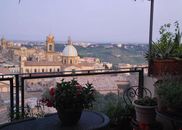 Casa tipica siciliana patronale home BedandBreakfast TreMetriSoprailCielo Camere con vista, colazione interna in terrazzo panoramico Caltagirone