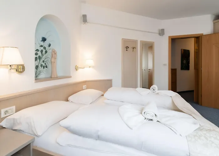 Hotel Villa Groff Ora / Auer