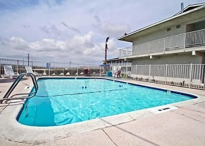 Hilltop Inn & Suites