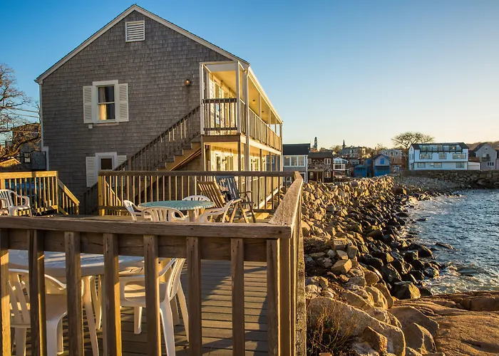 Bearskin Neck Motor Lodge