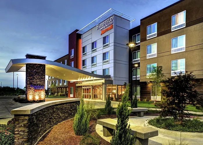 Fairfield Inn & Suites By Marriott Lansing At Eastwood