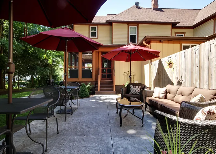 Twin Oaks Inn