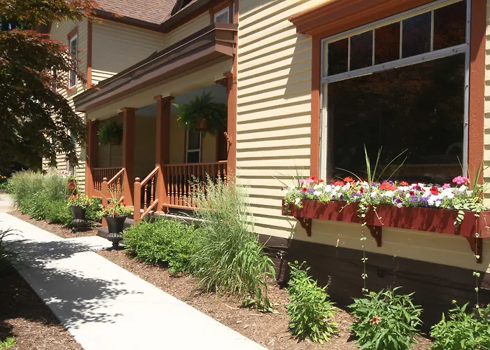 Twin Oaks Inn