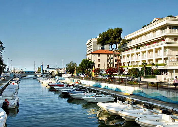 Hotel Cannes - in pieno centro Riccione