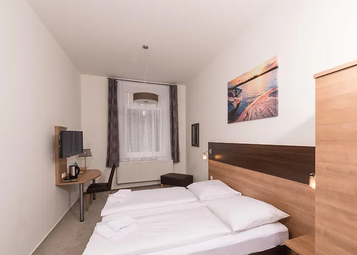 Boutique-Hotel Kronenstuben - unschlagbare Zentrumsnähe direkt am Marstall&Marktplatz - Schloss in 3 Min - Frühstück - Langzeitmiete Ludwigsburg