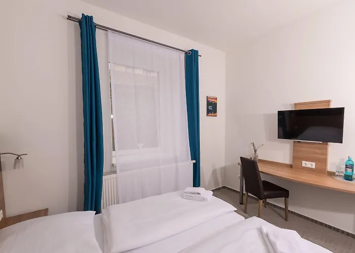 Boutique-Hotel Kronenstuben - unschlagbare Zentrumsnähe direkt am Marstall&Marktplatz - Schloss in 3 Min - Frühstück - Langzeitmiete Ludwigsburg