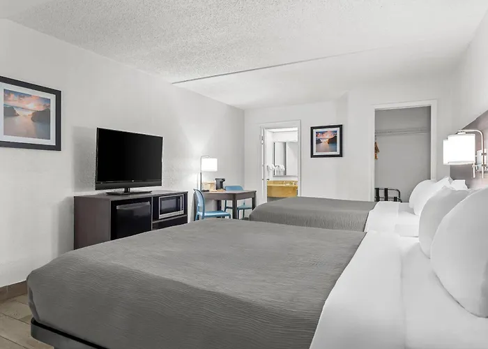 Quality Inn & Suites At Tropicana Field St. Petersburg