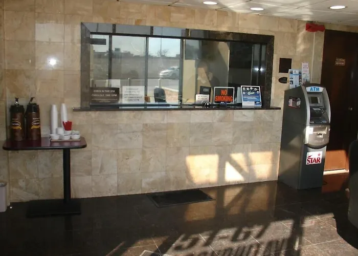 Super 8 By Wyndham Jamaica North Conduit
