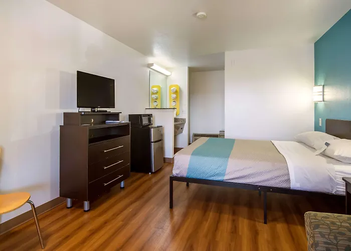 Motel 6 Portland Mall - 205